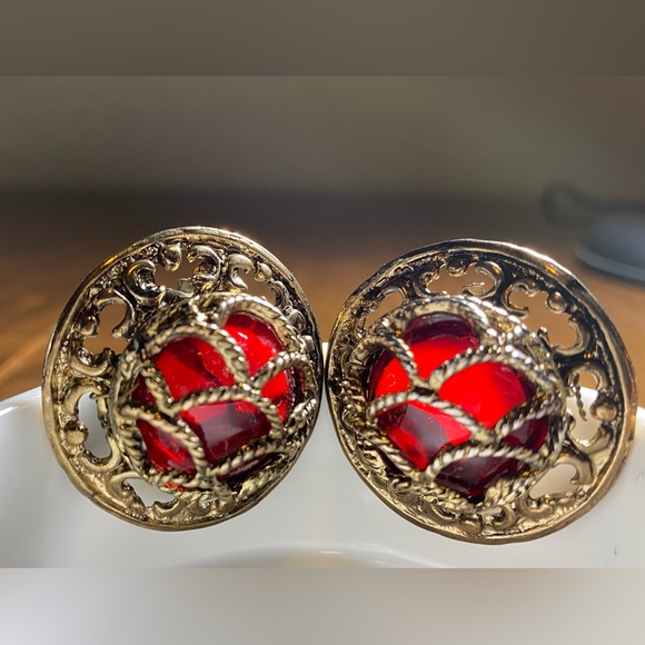 Red and gold, Vintage clip on earrings. Stunning ornate antique gold casing. - Picture 6 of 7